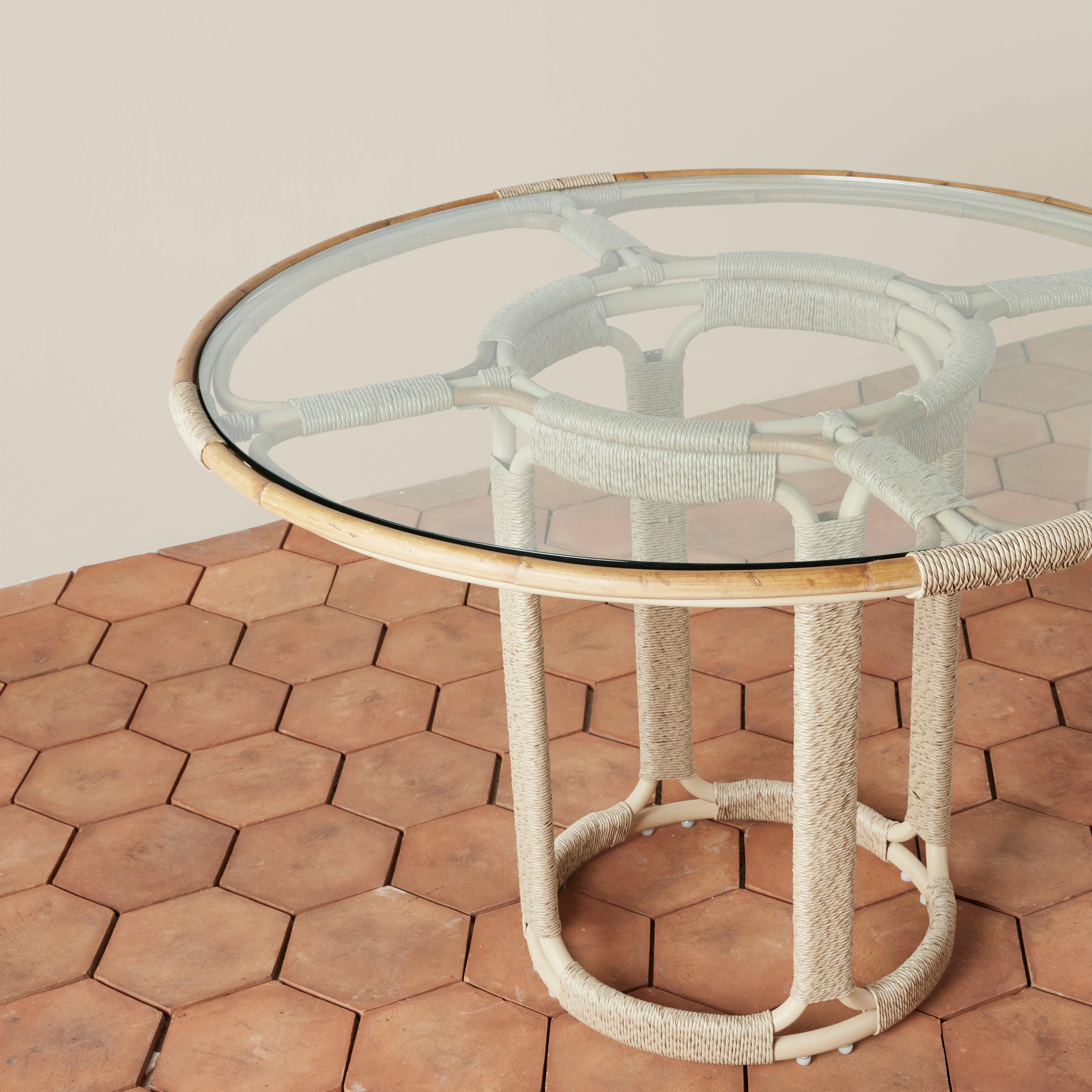 Table à manger d'intérieur/extérieur en osier naturel et verre avec cadre en métal pour salle à manger et terrasse