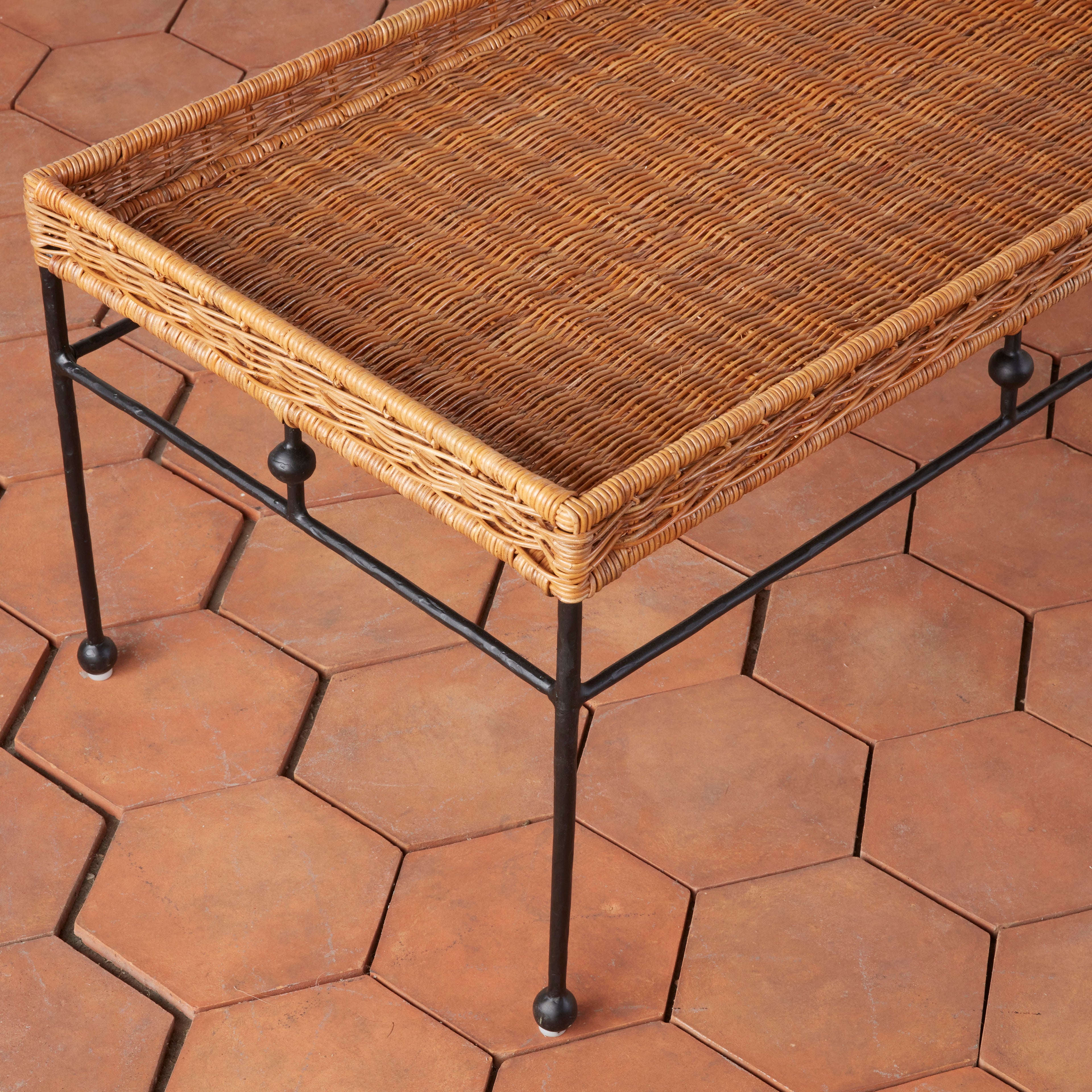 Table basse d'intérieur et d'extérieur en osier naturel et métal avec cadre rectangulaire pour salon et terrasse