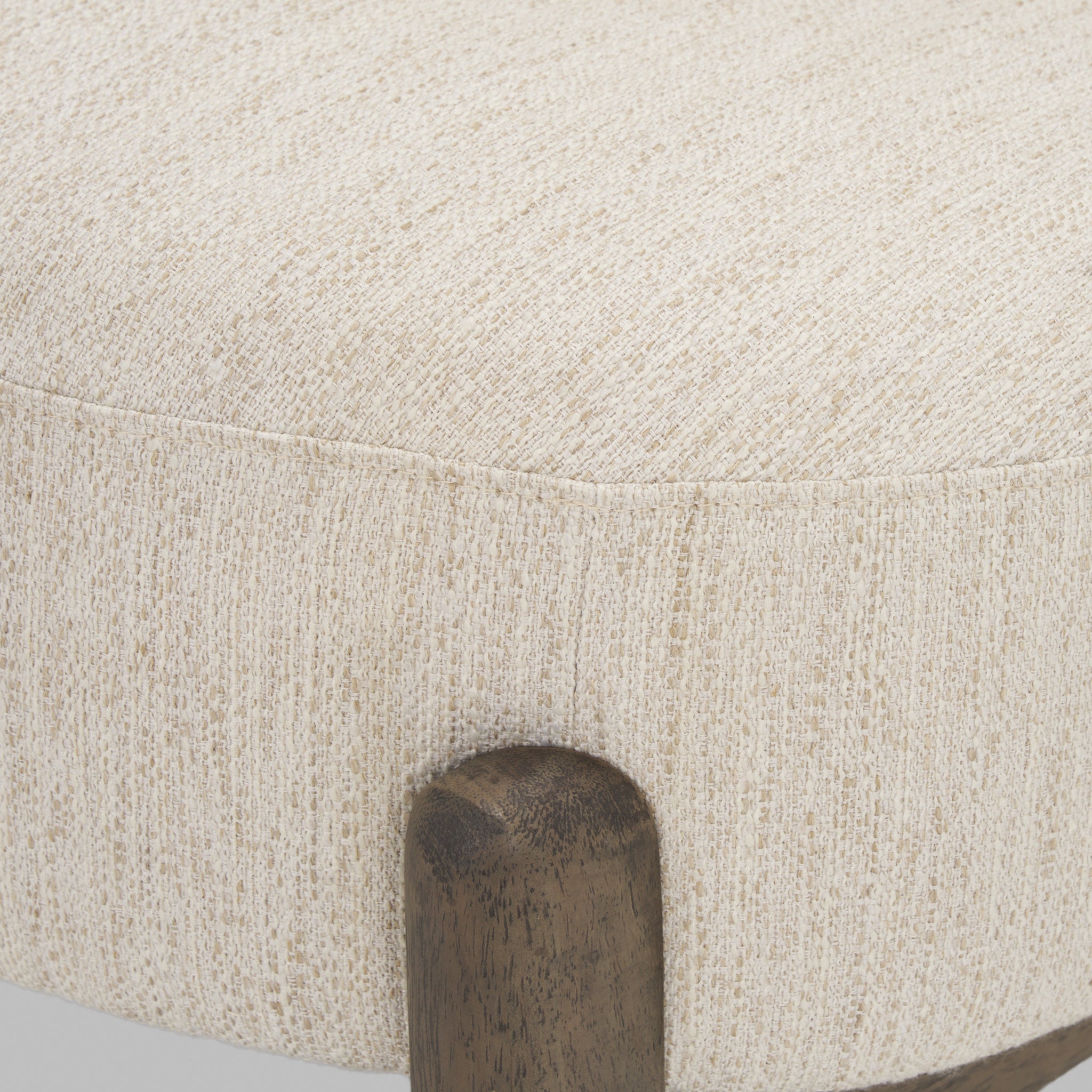 Fauteuil d'appoint de style rustique en osier et bois avec assise rembourrée pour le salon