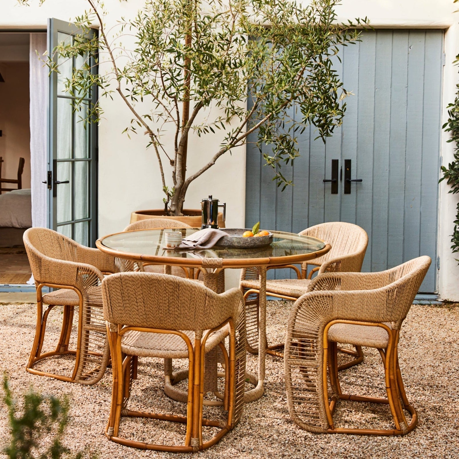 Table à manger d'intérieur/extérieur en osier naturel et verre avec cadre en métal pour salle à manger et terrasse