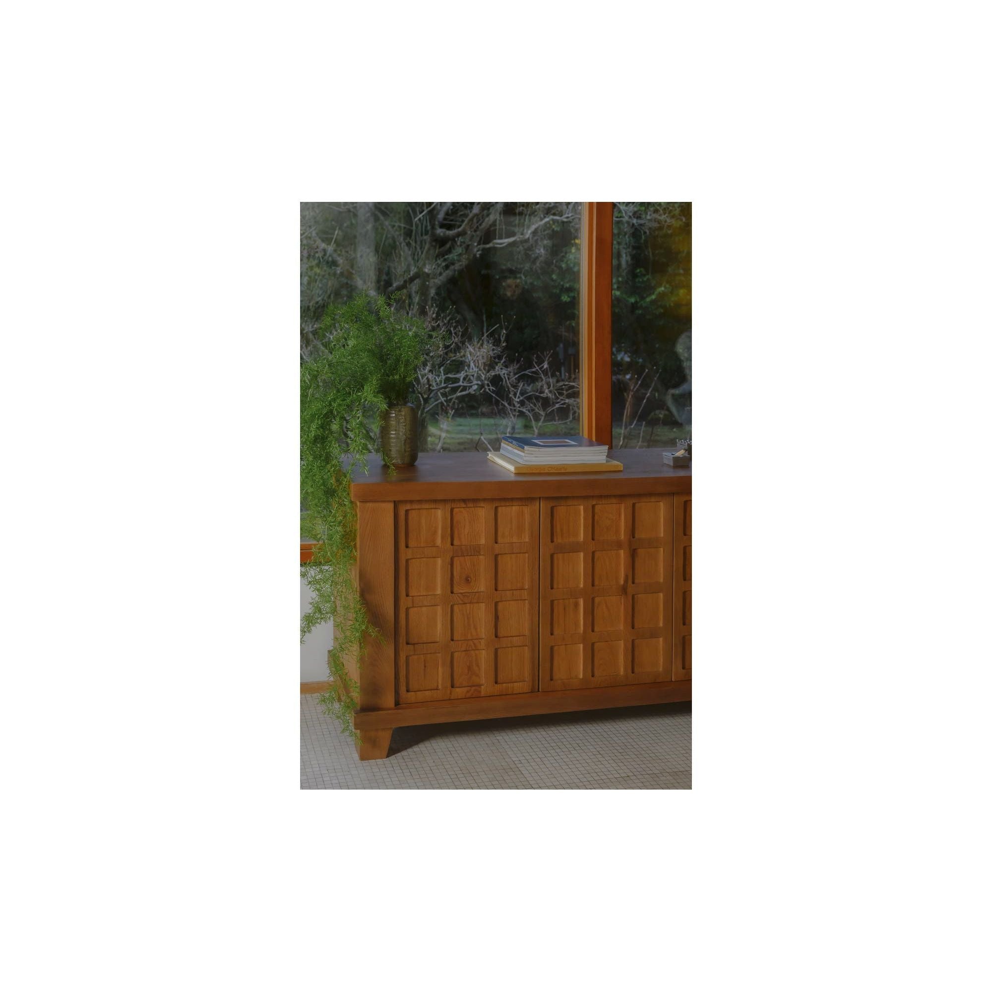 Buffet en bois naturel avec cadre épuré pour salle à manger