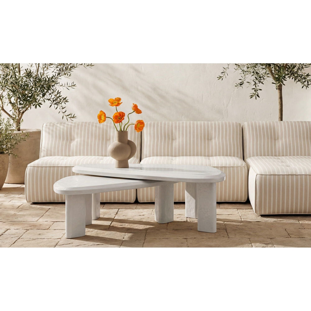 Table basse d'extérieur moderne en béton laqué avec design gigogne compact pour balcon